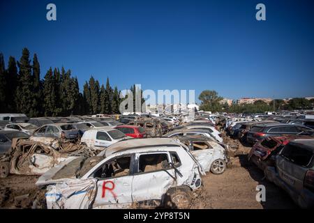 Valencia, Spanien. November 2024. Hunderte nutzloser Autos stapelten sich in der Stadt Alfafar südlich von Valencia. Am 29. November ist ein Monat vergangen, seit die isolierte Depression auf hohem Niveau (DANA) Ende Oktober die Städte im Süden der spanischen Stadt Valencia traf und die nicht nur Millionen an wirtschaftlichen Schäden verursachte, sondern mehr als 200 Menschen das Leben forderte. (Foto: David Canales/SOPA Images/SIPA USA) Credit: SIPA USA/Alamy Live News Stockfoto