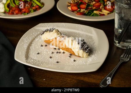 Cannoli auf einem Teller Stockfoto