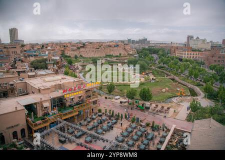 Kashgar, Xinjiang, China - 17. JULI 2023: Blick auf das Restaurant und die Altstadt in der antiken Stadt Kashgar Stockfoto