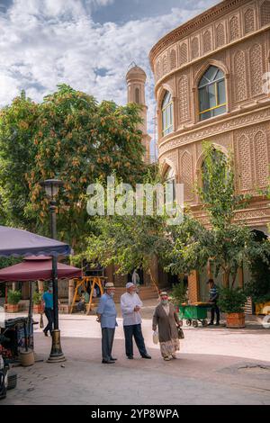 Kashgar, Xinjiang, China - 17. JULI 2023: Männer, die sich in der antiken Stadt Kashgar unterhalten Stockfoto