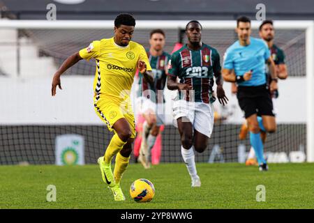 Nigel Thomas (CD Nacional) wurde während des Liga-Portugal-Spiels zwischen den Mannschaften CF Estrela Amadora und CD Nacional im Estadio Jose Gomes gesehen. Endpartitur; CF Estrela Amadora 2:0 CD Nacional Stockfoto