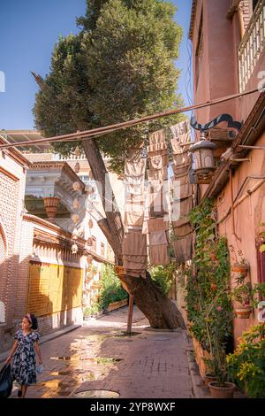 Kashgar, Xinjiang, China - 17. JULI 2023: Uigurenmädchen spazieren durch die Wohngegend der antiken Stadt Kashgar Stockfoto