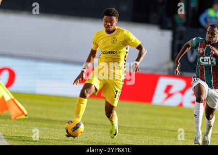 Amadora, Portugal. November 2024. Nigel Thomas (CD Nacional) wurde während des Liga-Portugal-Spiels zwischen den Mannschaften CF Estrela Amadora und CD Nacional im Estadio Jose Gomes gesehen. Endpartitur; CF Estrela Amadora 2:0 CD Nacional (Foto: Maciej Rogowski/SOPA Images/SIPA USA) Credit: SIPA USA/Alamy Live News Stockfoto