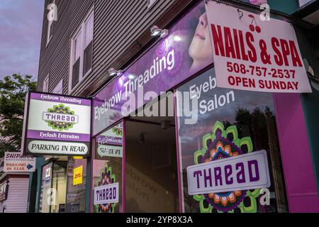 Geschäfte an der Highland Street in Worcester, Massachusetts Stockfoto