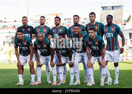 Amadora, Portugal. November 2024. Das Team von Estrela wurde während des Liga Portugal-Spiels zwischen den Mannschaften CF Estrela Amadora und CD Nacional im Estadio Jose Gomes gesehen. Endpartitur; CF Estrela Amadora 2:0 CD Nacional (Foto: Maciej Rogowski/SOPA Images/SIPA USA) Credit: SIPA USA/Alamy Live News Stockfoto