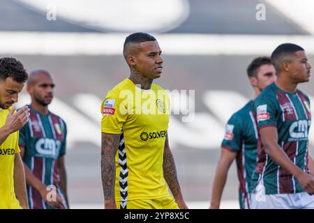 Amadora, Portugal. November 2024. Gustavo Garcia (CD Nacional) wurde während des Liga-Portugal-Spiels zwischen den Teams von CF Estrela Amadora und CD Nacional im Estadio Jose Gomes gesehen. Endpartitur; CF Estrela Amadora 2:0 CD Nacional (Foto: Maciej Rogowski/SOPA Images/SIPA USA) Credit: SIPA USA/Alamy Live News Stockfoto