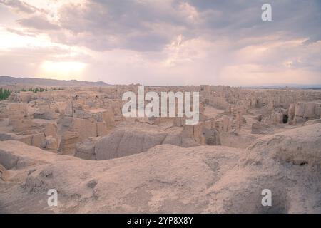 Landschaftsansicht der Ruinen von Jiaohe, die in der chinesischen Provinz Xinjiang liegen, dramatisches Licht bei Sonnenuntergang, Kopierraum für Text Stockfoto