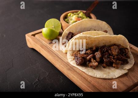 Tacos mit Rindersteak. Sehr beliebter Taco in Mexiko namens Taco de Bistec oder Carne Asada, hausgemachtes Roastbeef serviert auf einer Maistortilla. Mexikanisches Street Food Stockfoto