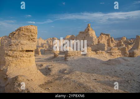 Wunderschöne Ruinen der antiken Stadt, Jiaohe Ruinen Architekturerbe in Turpan in Xinjiang, China Stockfoto