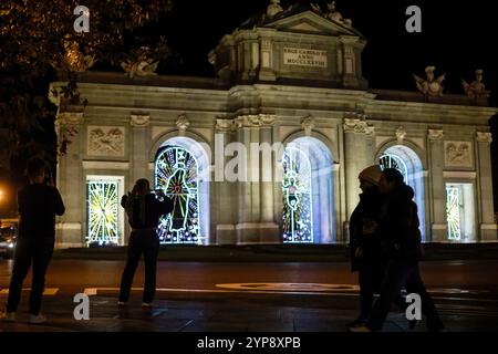 Madrid, Spanien. November 2024. Während des Einschaltens der Weihnachtsbeleuchtung am Rathaus von Madrid fotografieren die Menschen die Krippe der riesigen Weihnachtsbeleuchtung in der Puerta de Alcala, im Zentrum von Madrid. Quelle: SOPA Images Limited/Alamy Live News Stockfoto