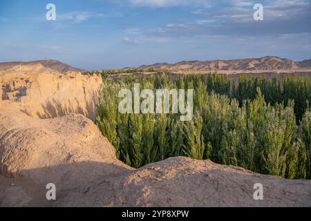 Canyons in der Nähe von Ruinen der antiken Stadt Jiaohe, Turpan, China. Gaochang und Jiaohe datieren mehr als 2000 Jahre und sind die ältesten und größten Ruinen in Xinjian Stockfoto