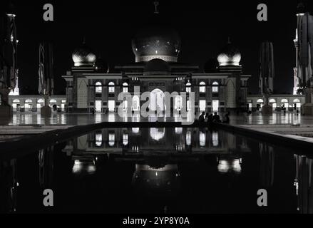 Ein Nachtblick auf die an-nur große Moschee und ihre Reflexion, schwarz-weiß. Stockfoto