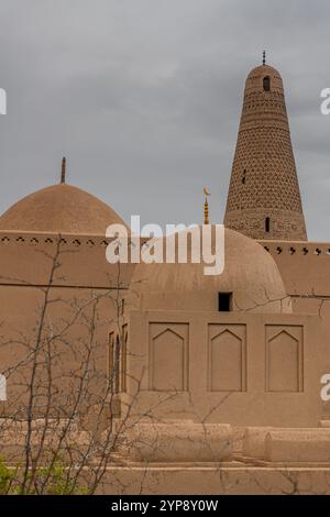 Das Emin-Minarett und die uigurische Moschee, sichtbar hinter den Gräbern in Turpan in der Provinz Xinjiang in Westchina Stockfoto