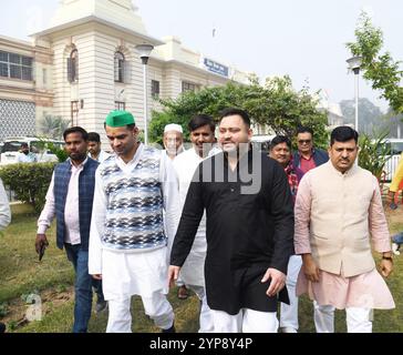 Patna, Indien. November 2024. PATNA, INDIEN - 28. NOVEMBER: Oppositionsführer Tejashwi Yadav demonstriert während einer Wintersitzung vor der Bihar Assembly am 28. November 2024 in Patna, Indien. (Foto: Santosh Kumar/Hindustan Times/SIPA USA) Credit: SIPA USA/Alamy Live News Stockfoto