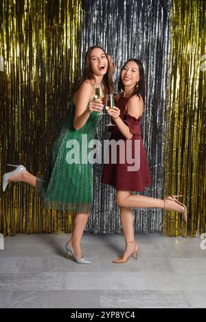 Weibliche Freunde mit Champagner auf der Silvesterparty Stockfoto