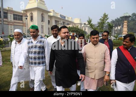 Patna, Indien. November 2024. PATNA, INDIEN - 28. NOVEMBER: Oppositionsführer Tejashwi Yadav demonstriert während einer Wintersitzung vor der Bihar Assembly am 28. November 2024 in Patna, Indien. (Foto: Santosh Kumar/Hindustan Times/SIPA USA) Credit: SIPA USA/Alamy Live News Stockfoto