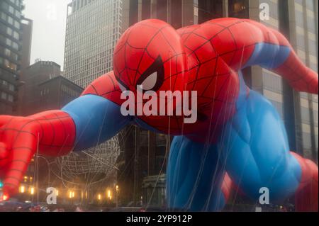 New York, Usa. November 2024. Marvel's Spider-man-Ballon bewegt sich durch die jährliche Thanksgiving Day Parade in New York City. (Foto: Ron Adar/SOPA Images/SIPA USA) Credit: SIPA USA/Alamy Live News Stockfoto