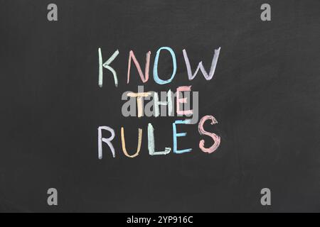 Text KENNE DIE REGELN auf der Tafel Stockfoto