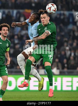 Rom, Italien. November 2024. Lazios Tijani Noslin (L) streitet mit Ludogorets’ Sohn während des Ligaspiels zwischen Lazio und Ludogorets in der UEFA Europa League am 28. November 2024 in Rom. Quelle: Alberto Lingria/Xinhua/Alamy Live News Stockfoto