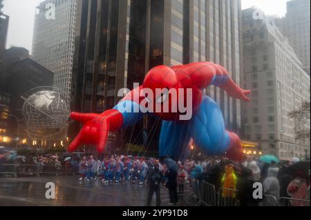 New York, Usa. November 2024. Marvel's Spider-man-Ballon bewegt sich durch die jährliche Thanksgiving Day Parade in New York City. Quelle: SOPA Images Limited/Alamy Live News Stockfoto