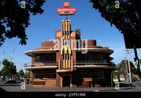 Ein McDonald's Fast-Food-Laden in einem Art déco-Gebäude. Fitzroy North, Victoria, Australien Stockfoto