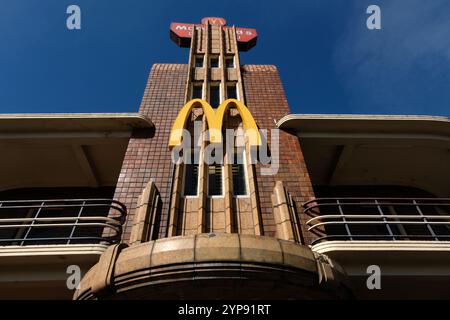 Ein McDonald's Fast-Food-Laden in einem Art déco-Gebäude. Fitzroy North, Victoria, Australien Stockfoto