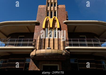 Ein McDonald's Fast-Food-Laden in einem Art déco-Gebäude. Fitzroy North, Victoria, Australien Stockfoto