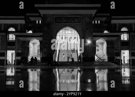 Ein Nachtblick auf die an-nur große Moschee und ihre Reflexion, schwarz-weiß. Stockfoto