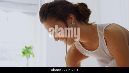 Nahaufnahme einer wunderschönen Braut in weißem Kleid, die sich auf die Hochzeit vorbereitet: 4K 4K Stockfoto