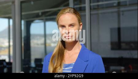 Vorderansicht einer jungen kaukasischen Geschäftsfrau im modernen Büro Stockfoto