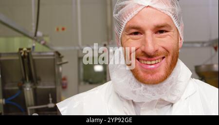 Der Metzger verpackt Hackfleisch in einem Behälter in der Metzgerei Stockfoto