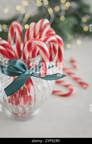 Weihnachtliche Bonbons in einem Glas auf hellem Hintergrund Nahaufnahme Stockfoto