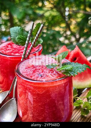 Wassermelonen-Dessert mit Minze auf hölzernem Hintergrund Stockfoto