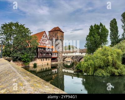 Historische Altstadt mit Blick auf Weinstadel, Wasserturm, Henkerbrücke und Henkerturm in Nürnberg. Stockfoto