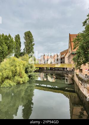 Hangmansbrücke Henkersteg im Zentrum der Nürnberger Altstadt. Blick von der Maxbrücke (Max-Brücke). Reisen Sie in Bayern Stockfoto