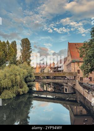 Hangmansbrücke Henkersteg im Zentrum der Nürnberger Altstadt. Blick von der Maxbrucke (Max-Brücke) bei Sonnenuntergang. Stockfoto