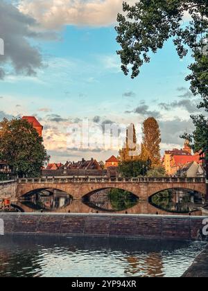 Allgemeiner Blick auf die Maxbrücke an der Pegnitz in der Nürnberger Altstadt bei Sonnenuntergang. Reisen Sie in Bayern Stockfoto