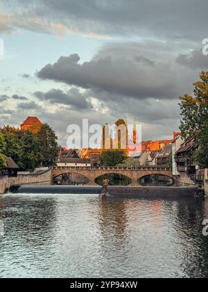 Allgemeiner Blick auf die Maxbrücke an der Pegnitz in der Nürnberger Altstadt bei Sonnenuntergang. Reisen Sie in Bayern Stockfoto