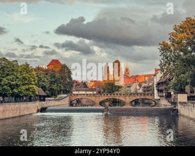 Allgemeiner Blick auf die Maxbrücke an der Pegnitz in der Nürnberger Altstadt bei Sonnenuntergang. Reisen Sie in Bayern Stockfoto