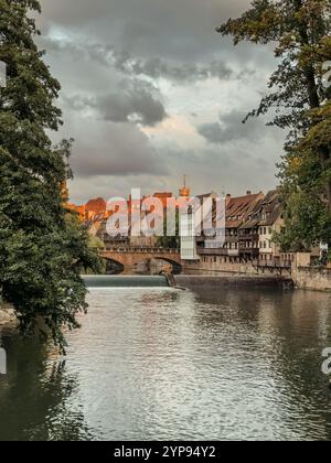 Allgemeiner Blick auf die Maxbrücke an der Pegnitz in der Nürnberger Altstadt bei Sonnenuntergang. Reisen Sie in Bayern Stockfoto