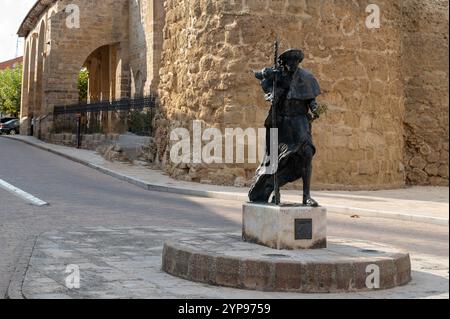 Carrion de los Condes, Spanien: 18. September 2024: Denkmal für den Pelegrino in der Stadt Carrion de los Condes in Palencia, Spanien im Jahr 2024. Stockfoto