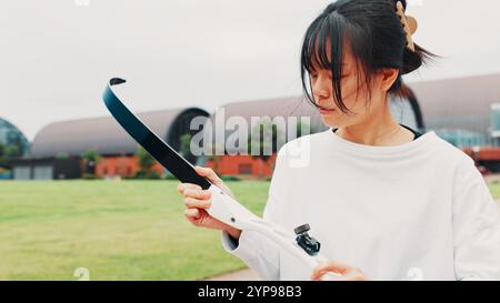 Bogenschießen, Sport und Frau mit Bogen auf dem Feld für Schießübungen, Kampfkunst-Tradition oder Vorbereitung. Japanische Kultur, Bogenschütze und Ausrüstung Stockfoto