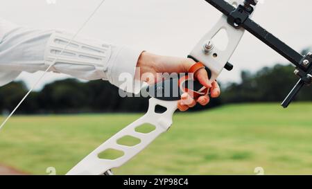 Hände, Bogenschützen und Bogen für Training, Vorbereitung und Vorbereitung auf Wettkämpfe, Ausrüstung und Outdoor-Spiele. Wettkampf, Sportler und Training vom Turnier Stockfoto