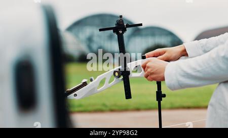 Hände, Bogenschützen und Bogen für Training, Sport und Vorbereitung auf Wettkämpfe, Ausrüstung und Outdoor-Spiele. Wettkampf, Sportler und Training von Stockfoto