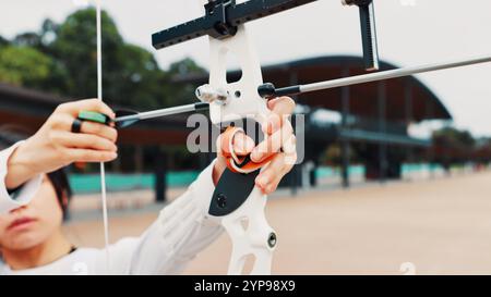 Hände, Bogenschützen und Bogen zum Training, Zielen und Vorbereitung auf Wettkämpfe, Ausrüstung und Outdoor-Spiele. Wettkampf, Sportler und Training für das Turnier Stockfoto