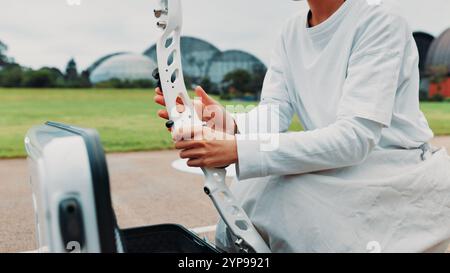 Hände, Bogenschützen und Bogen für Training, Ausrüstung und Vorbereitung auf Wettkämpfe, Sport und Outdoor-Spiele. Wettkampf, Sportler und Training von Stockfoto