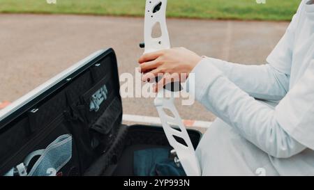 Frau, Hände und bereiten Sie sich auf das Bogenschießen-Training an der Akademie, Outdoor-Übungen und bereit-Bogen vor. Weibliche Person, Schießwettbewerb und Wettkampffeld Stockfoto