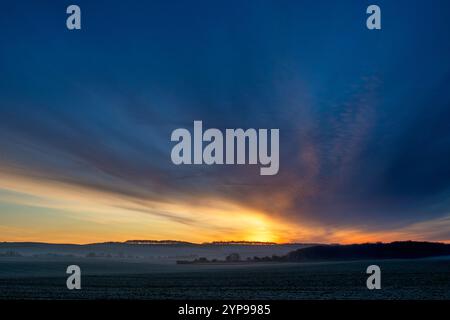 Sonnenaufgangshimmel entlang der Riga mit Blick auf die Landschaft von wiltshire. Oxfordshire, England Stockfoto