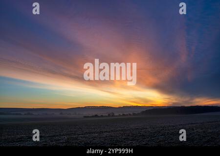 Sonnenaufgangshimmel entlang der Riga mit Blick auf die Landschaft von wiltshire. Oxfordshire, England Stockfoto