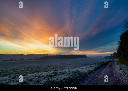 Sonnenaufgangshimmel entlang der Riga mit Blick auf die Landschaft von wiltshire. Oxfordshire, England Stockfoto